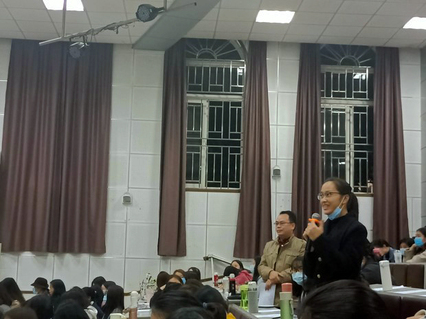 学生现场提问